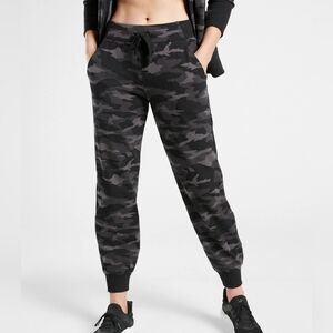 Athleta Triumph Jogger Black Camo Size XS Drawstring Waist Pockets
